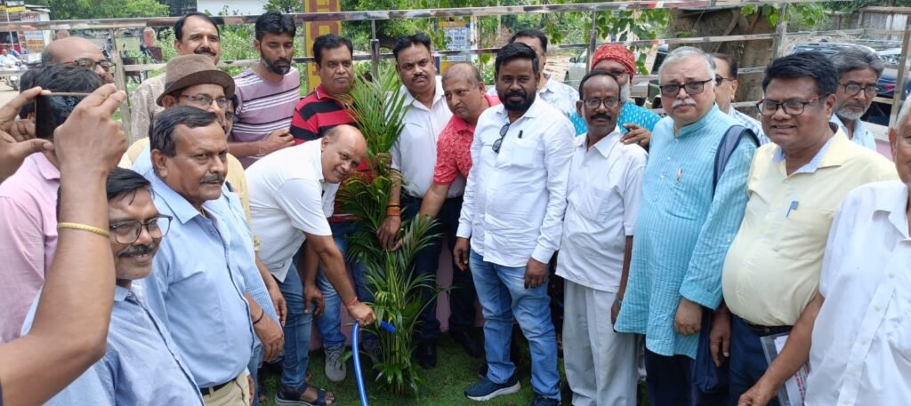 एके राय मूर्ति स्थल में पौधा रोपण किया गया…