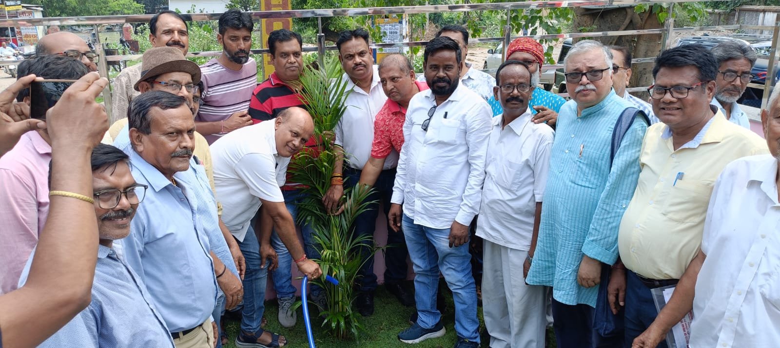 एके राय मूर्ति स्थल में पौधा रोपण किया गया…