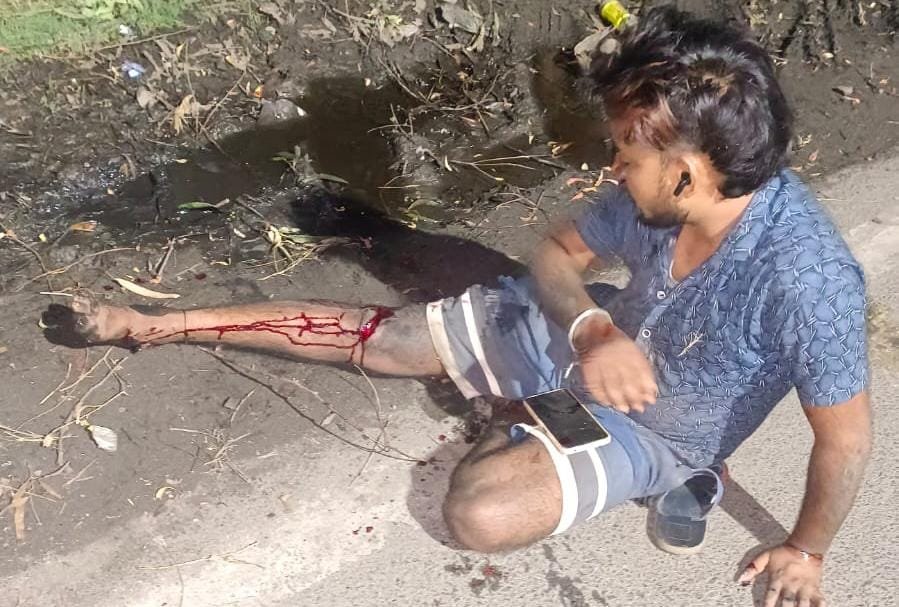 सड़क हादसे में तीन बाइक सवार युवक घायल, एक की हालत गंभीर…