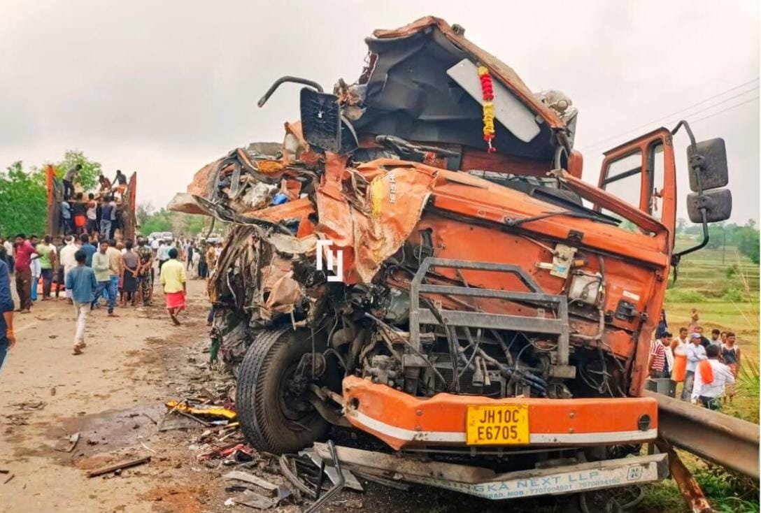 मवेशी व सीमेंट लदे ट्रक में टक्कर, 2 चालकों की मौत, 13 पशु भी मरे…