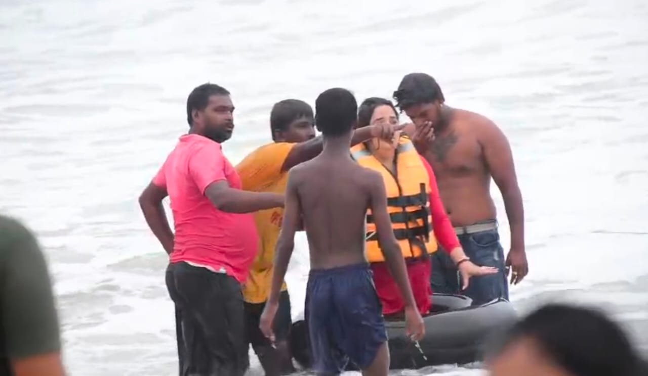 पूरी मे समुन्द्र के लहरों के बिच पलटा पूर्व क्रिकेटर सौरभ गाँगुली के भाई स्नेहाशीष गांगुली और उनकी पत्नी का वोट बाल -बाल बची जान….