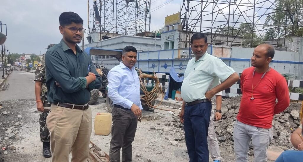 एडीएम ने किया बैंक मोड़ फ्लाईओवर का निरीक्षण…
