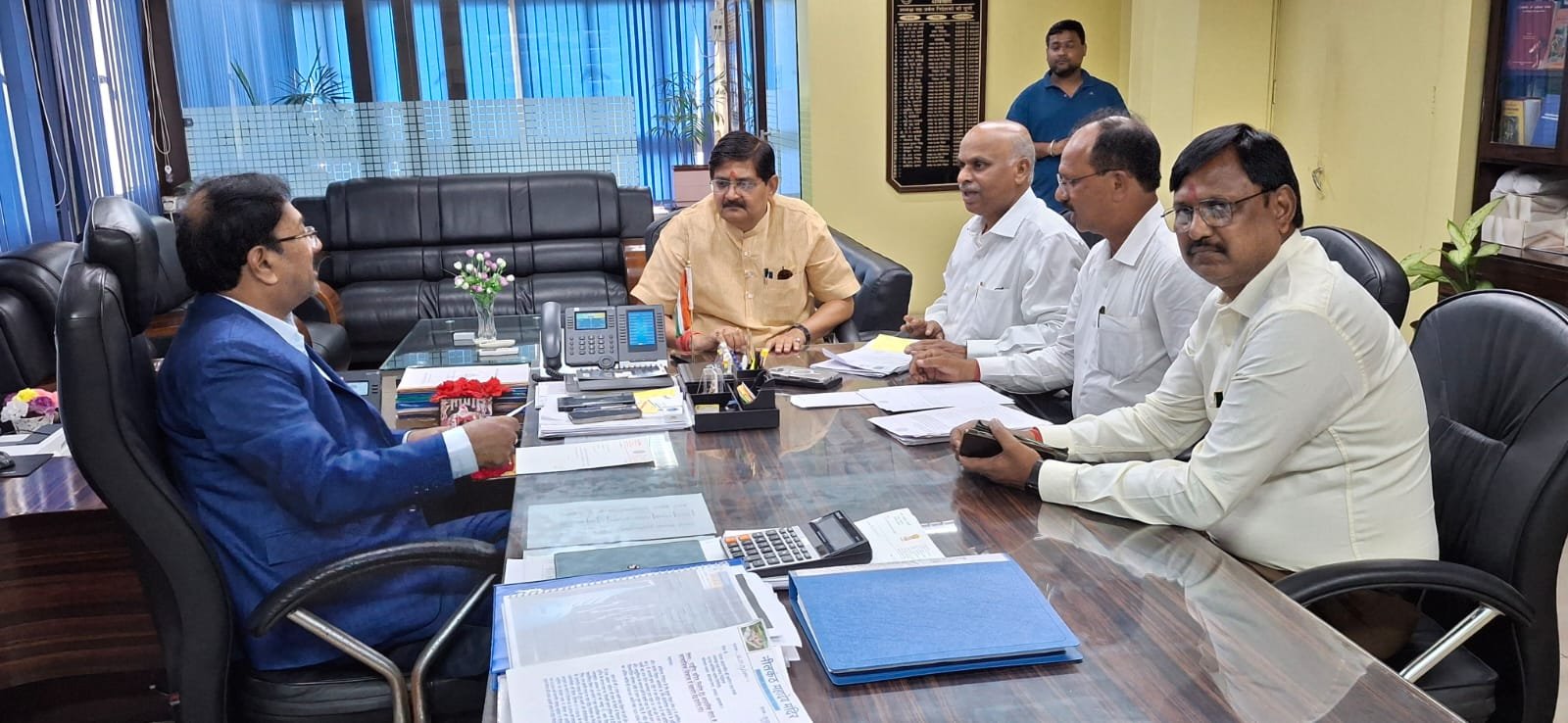 MLA राज ने बीसीसीएल सीएमडी से की मुलाकात… सौंपा मांग पत्र…