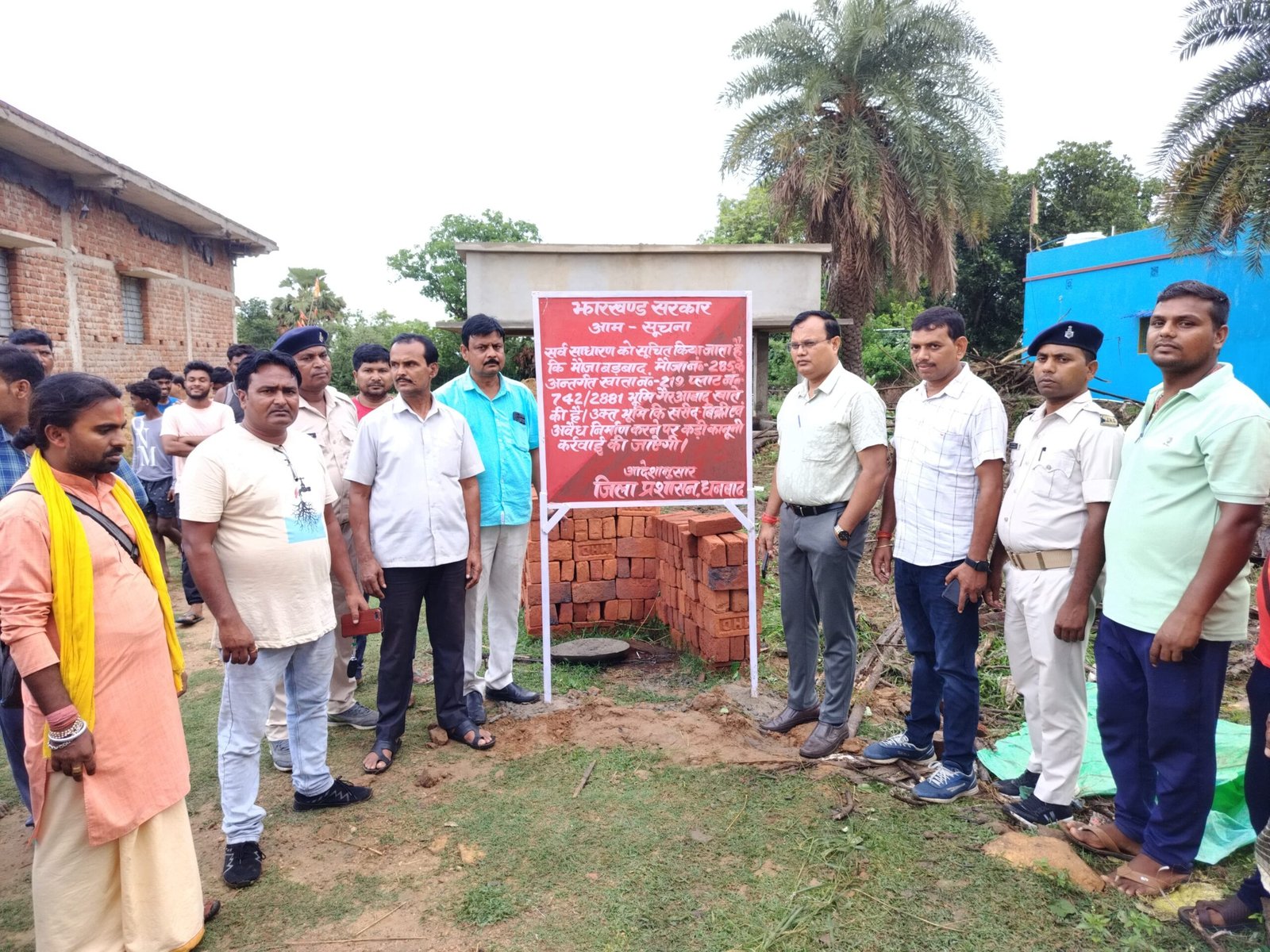 जिला प्रशासन के निर्देशानुसार पूर्वी टुंडी अंचल अधिकारी ने अवैध कब्जे पर की करवाई…