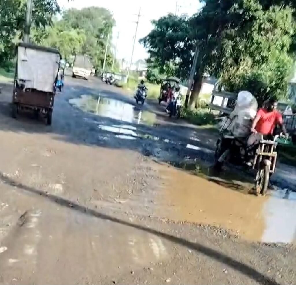 पानागढ़ अमृत भारत रेलवे स्टेशन जाने का मुख्य सड़क हुआ क्षतिग्रसत यात्रियों को हो रही भारी परेशानी…