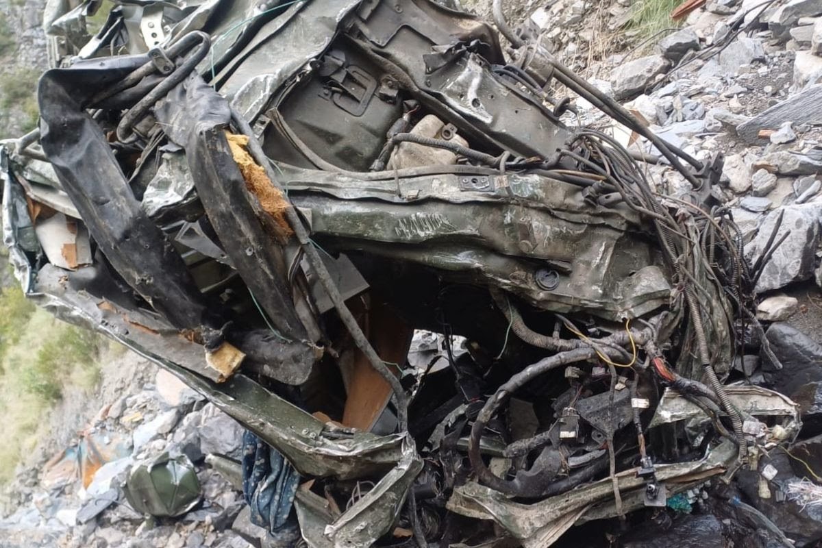 Jammu And Kashmir: 700 फुट गहरे खाई में गिरा सेना का वाहन, 3 जवान हो गए बलिदान…