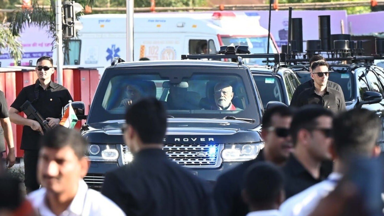 पीएम मोदी ने पटना में रोड शो के बाद बीजेपी दफ्तर में बैठक की, अब राजभवन जा रहे…