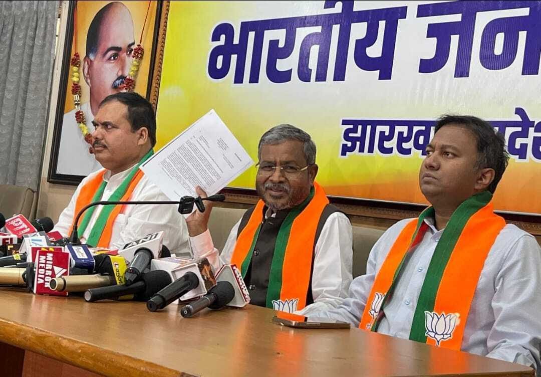 Political news : झारखंड संवैधानिक रूप से डीजीपी विहीन : बाबूलाल…