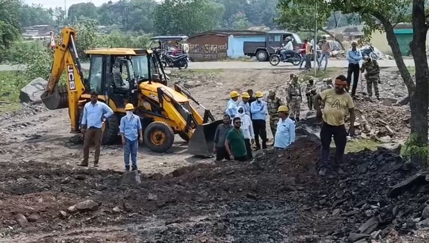 Dhanbad News : कोल अधिकारियों पर हमले के बाद प्रबंधन ने दो अवैध खदानों की करायी भराई…