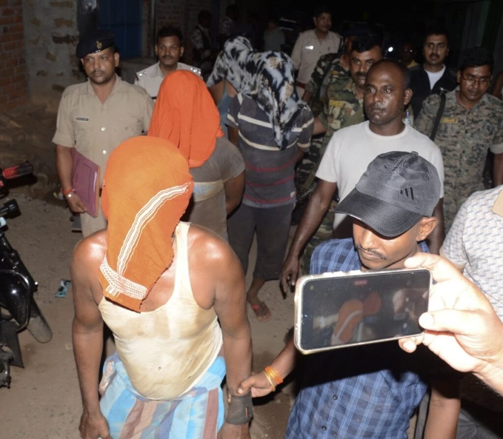 महुदा में मिनी गन फैक्ट्री का उद्भेदन, दर्जनों निर्मित, अर्धनिर्मित पिस्तौल व गोली बरामद…