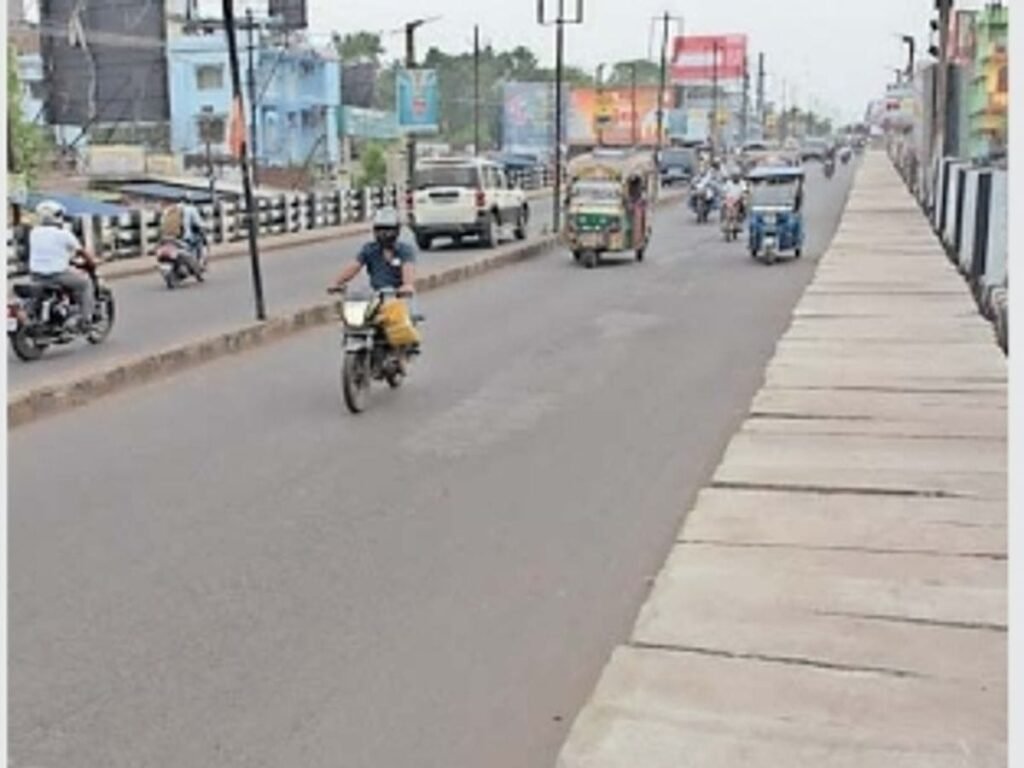 बैंकमोड़ ओवर ब्रिज पर रांग साइड से जाने से मना करने पर पुलिस वालों से मारपीट…