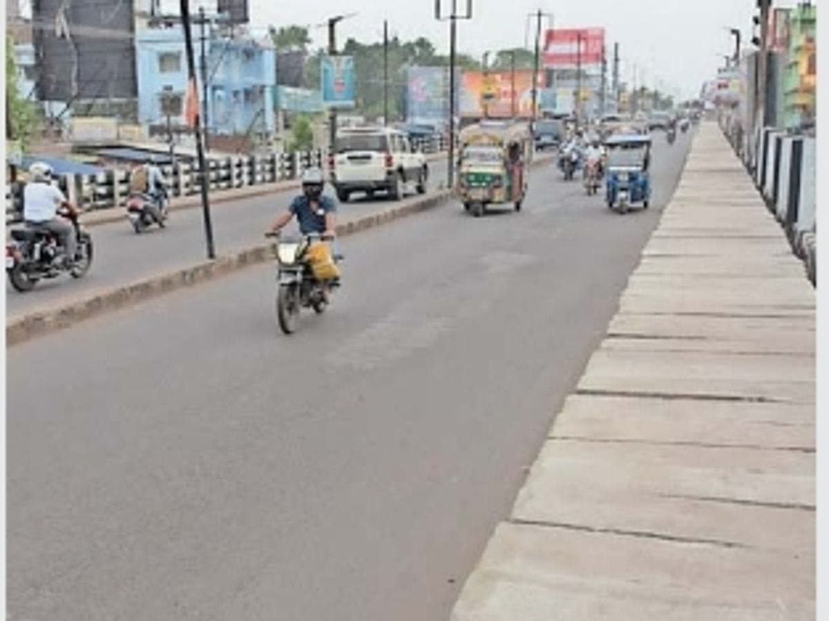 बैंकमोड़ ओवर ब्रिज पर रांग साइड से जाने से मना करने पर पुलिस वालों से मारपीट…