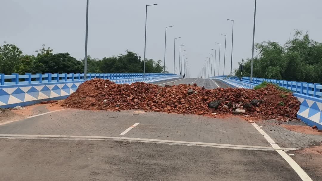 बिरभूम और पश्चिम बर्धमान जिले के सीमावर्ती क्षेत्र जयदेव के मध्य अजय नदी पर बनी सेतु कब लोगों के लिए होगी शुरू, इंतजार मे बैठे लोग…