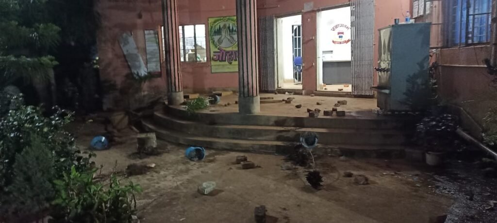 बेड़ो थाना परिसर में पड़हा समाज के लोगों ने किया तोड़फोड़…