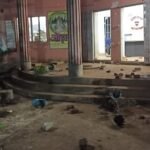 बेड़ो थाना परिसर में पड़हा समाज के लोगों ने किया तोड़फोड़…