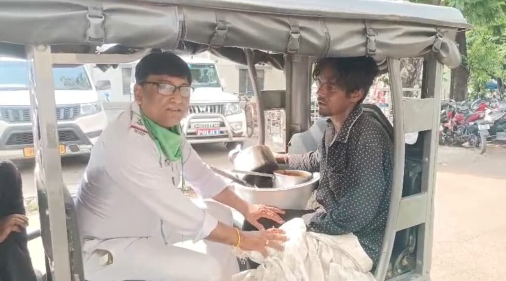 चाय दुकान से दीनदहाड़े बर्तन चोरी करते पकड़ा गया चोर ट्रेफिक पुलिस ने रंगे हाँथ पकड़ थाने को शौंपा…