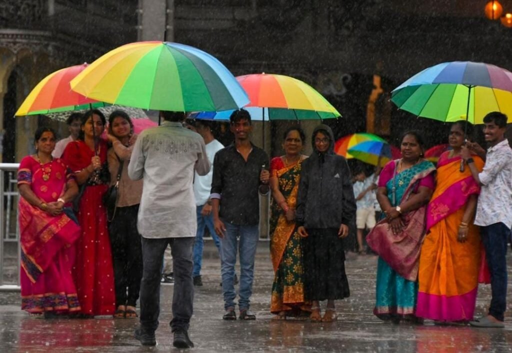 दिल्ली-एनसीआर में बारिश के साथ आंधी-तूफान, 76 की रफ्तार से चली हवाएं, देखें अगले दो दिन का मौसम…