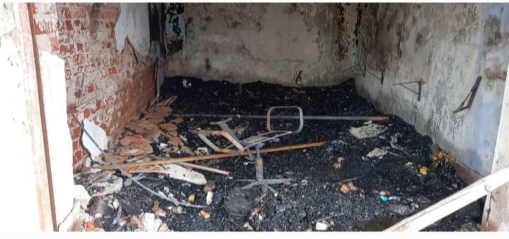 वासेपुर जाने वाले रास्ते अलीनगर के एक चिप्स दुकान में देर रात लगी आग लाखों रुपए के सामान जलकर खाक…