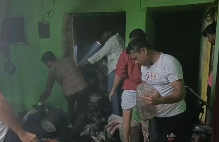 झरिया में बमबाजी से घर में लगी भीषण आग, दहशत का माहौल….