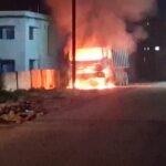 खड़े हाईवा में देर रात अचानक लगी आग…