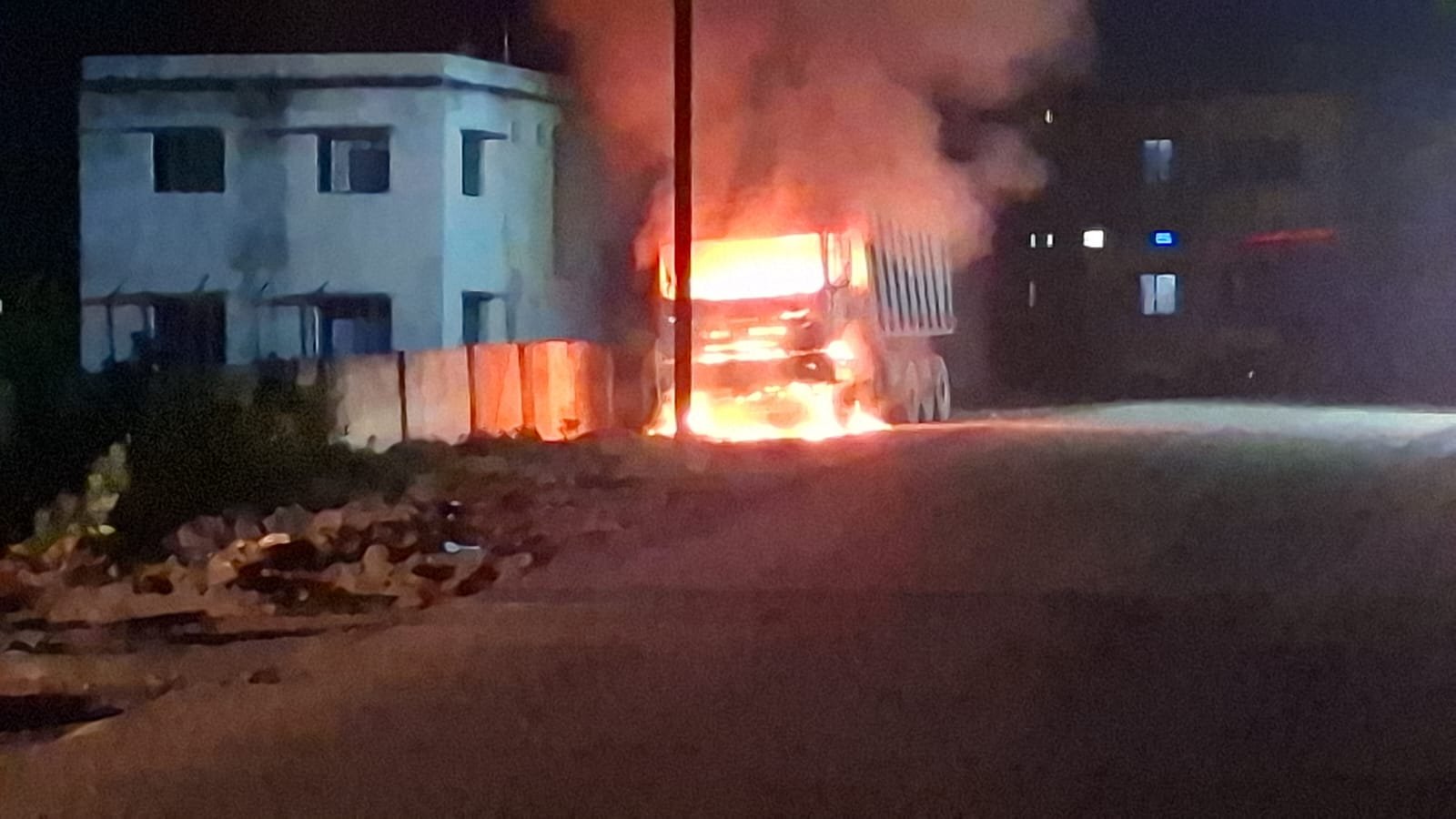 खड़े हाईवा में देर रात अचानक लगी आग…