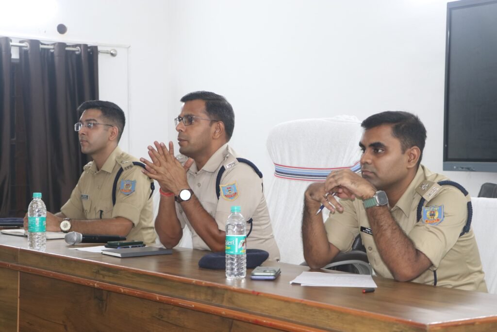 एक्शन में दिखें धनबाद SSP….पुलिस लाइन में जिला के सभी दारोगा के साथ की मीटिंग… कहा..फरियादियों के साथ शालीनता का व्यवहार करते हुए उनकी शिकायत पर तत्काल कार्रवाई करें…