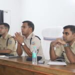 एक्शन में दिखें धनबाद SSP….पुलिस लाइन में जिला के सभी दारोगा के साथ की मीटिंग… कहा..फरियादियों के साथ शालीनता का व्यवहार करते हुए उनकी शिकायत पर तत्काल कार्रवाई करें…