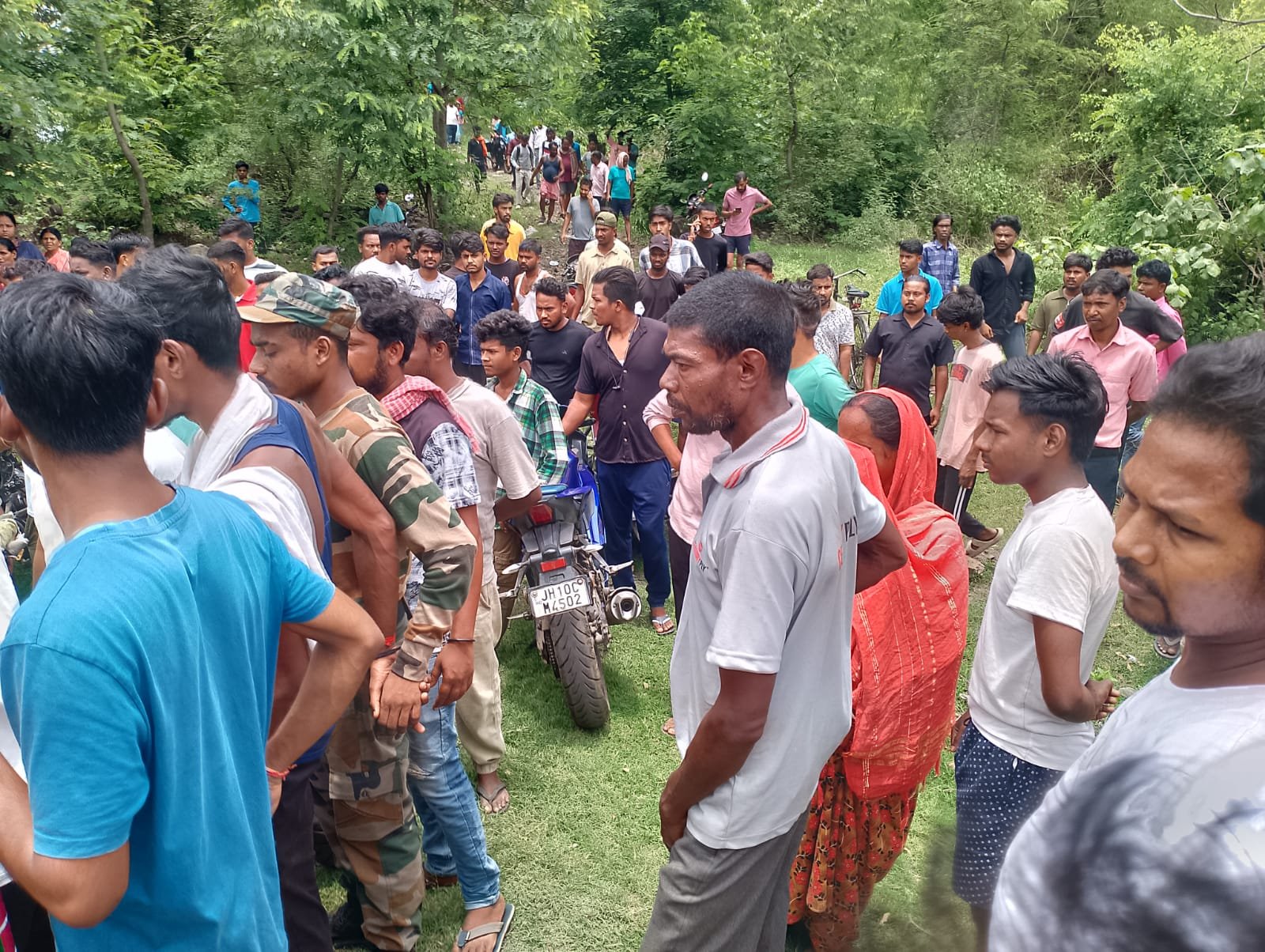 जंगल में पेड़ की डाली से लटकता मिला 21 वर्षीय युवक का शव,क्षेत्र में मची हड़कंप…