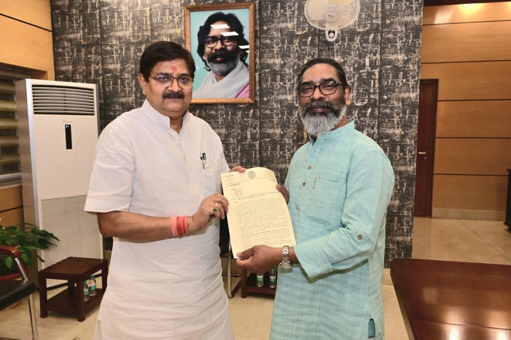 धनबाद के दर्द से राज सिन्हा ने सीएम हेमंत सोरेन को कराया अवगत.. फ्लाई ओवर, आरओबी और सड़क सहित कई समस्याओं को लेकर ज्ञापन सौंपा…