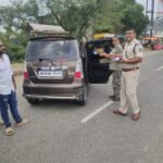 TRAFFIC POLICE ACTION:वाहनों पर अवैध रूप से शीशा पर काला फ़िल्म,फैंसी नंबर प्लेट , साइन बोर्ड लगाने वालों के खिलाफ ट्रैफिक पुलिस ने शुरू किया विशेष अभियान..ट्रैफिक डीएसपी ने काटा चलान.. लगाया जुर्माना…
