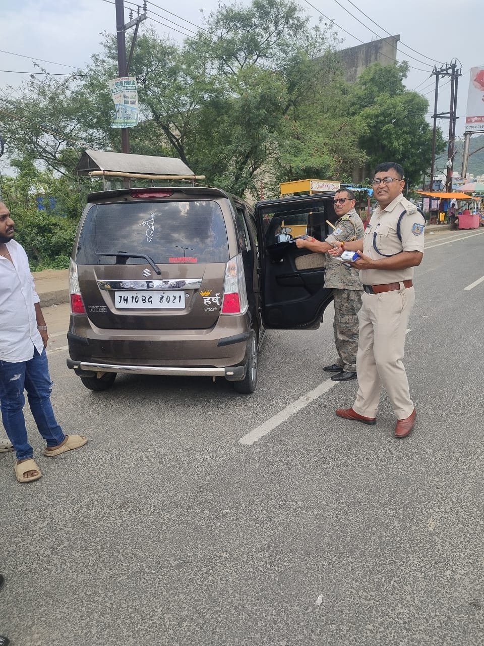 TRAFFIC POLICE ACTION:वाहनों पर अवैध रूप से शीशा पर काला फ़िल्म,फैंसी नंबर प्लेट , साइन बोर्ड लगाने वालों के खिलाफ ट्रैफिक पुलिस ने शुरू किया विशेष अभियान..ट्रैफिक डीएसपी ने काटा चलान.. लगाया जुर्माना…