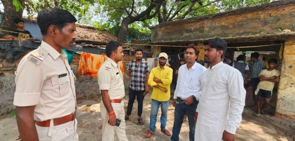 बस्ती के बीच से रास्ता बनाने का विरोध, रोका काम…