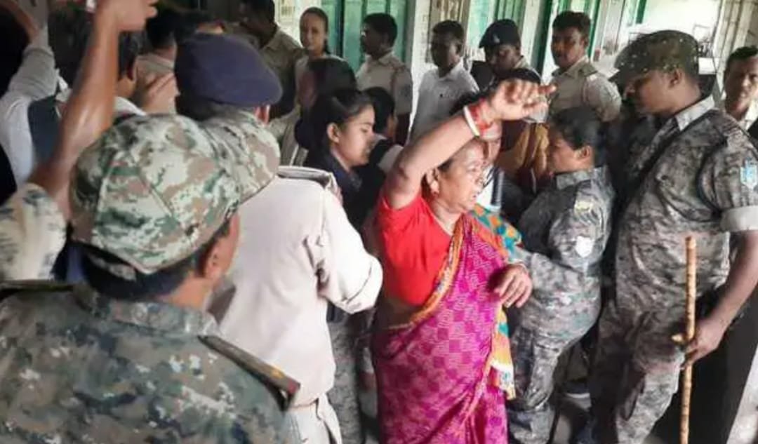 एसएसएलएनटी कॉलेज की प्राचार्य ने भारी विरोध के बीच राजगंज कॉलेज का संभाला प्रभार…