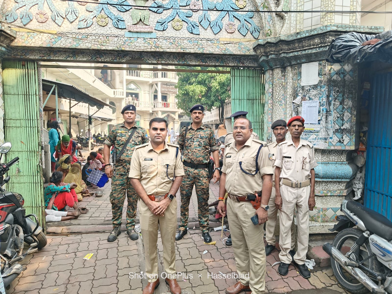 बकरीद पर मस्जिदों में उमड़ी भीड़, त्योहार को लेकर जिले में सुरक्षा के पुख्ता इंतजाम, सिटी एसपी ने लिया व्यवस्था का जायजा…