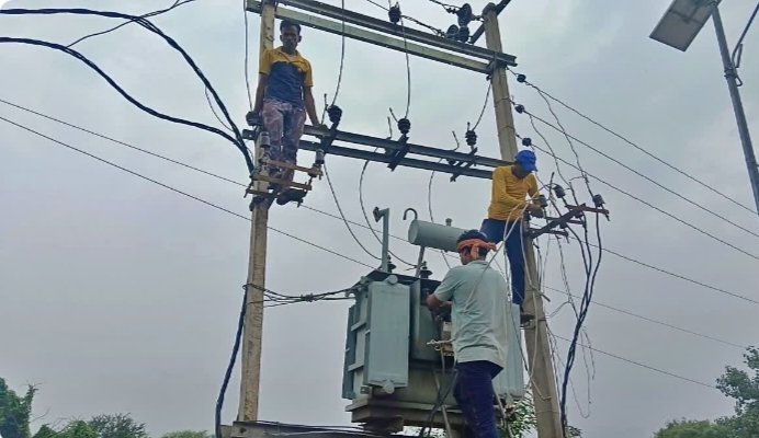श्रावणी मेला को लेकर देवघर में बिजली विभाग द्वारा पुराने और जर्जर तारों व खराब ट्रांसफार्मरों को बदलने की प्रक्रिया शुरू…