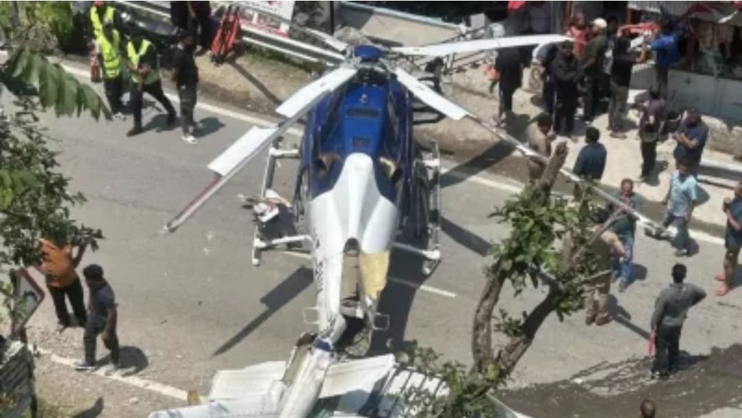 उत्तराखंड में सड़क पर करानी पड़ी हेलिकॉप्टर की इमरजेंसी लैंडिंग, मची अफरा-तफरी…