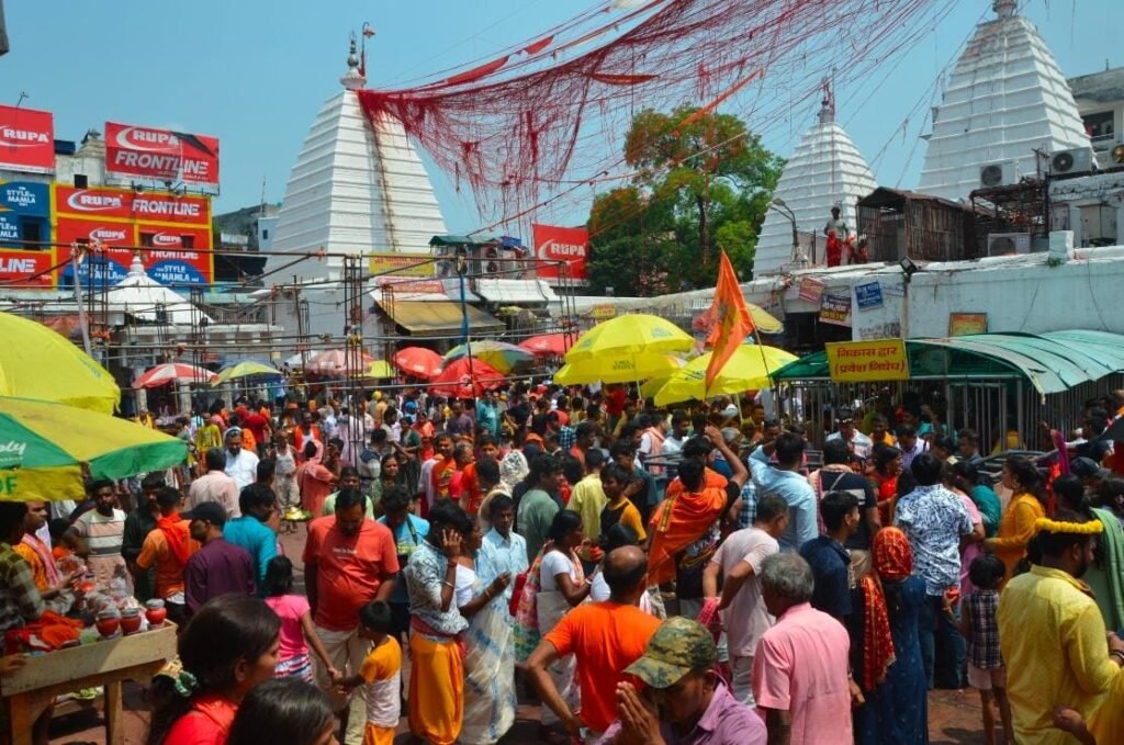 उमस भरी गर्मी में भी नहीं डिगी आस्था, बाबा पर 90 हजार श्रद्धालुओं ने किया जलार्पण…