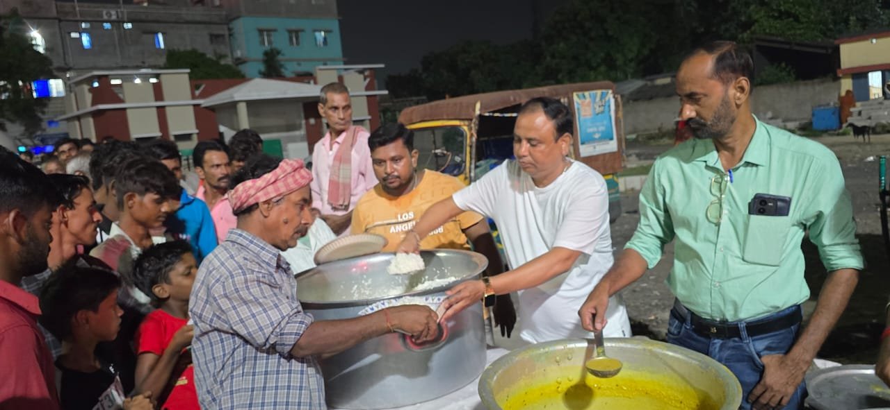 देश विदेश में समाजसेवा के लिए अलग अलग सम्मानों से सम्मानित लुत्फुल हक़ ने गरीबों के साथ मनाई बकरीद…
