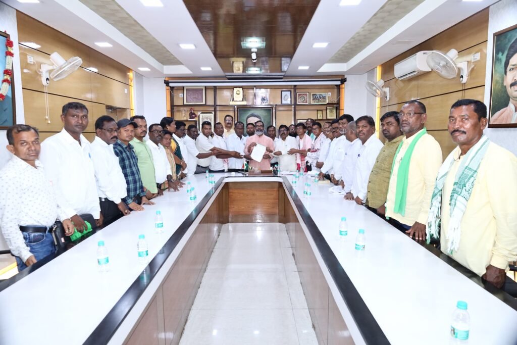 CM हेमन्त सोरेन से मरांङ बुरू बचाओ संघर्ष समिति (संथाल समाज) के 51 सदस्य प्रतिनिधिमंडल ने की मुलाकात…