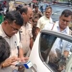 धनबाद : काले शीशे वाले वाहनों पर चला प्रशासन का डंडा, वसूला गया जुर्माना…
