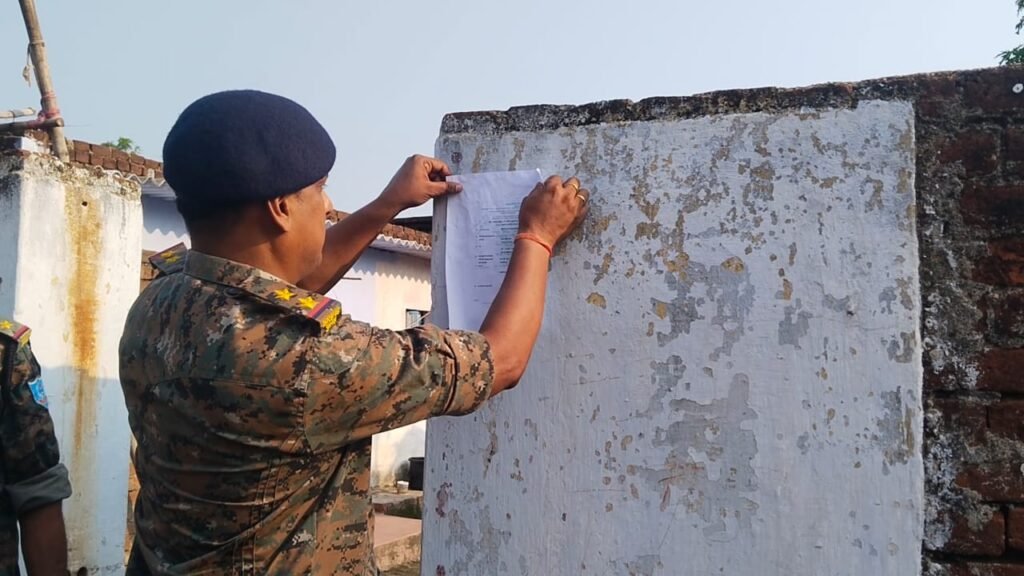 तिसरा पुलिस ने इश्तहार चस्पाया…