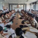 धनबाद SSP ने मासिक क्राईम मीटिंग में थानेदारों को दिया निर्देश..माफिया, जमीन दलाल के खिलाफ़ सख़्ती से करें कार्रवाई.. बिचौलियों को थाना से रखें दूर..पुलिस लाइन में पुलिस आम सभा का हुआ आयोजन..SSP ने समस्या के समाधान के दिए आदेश..