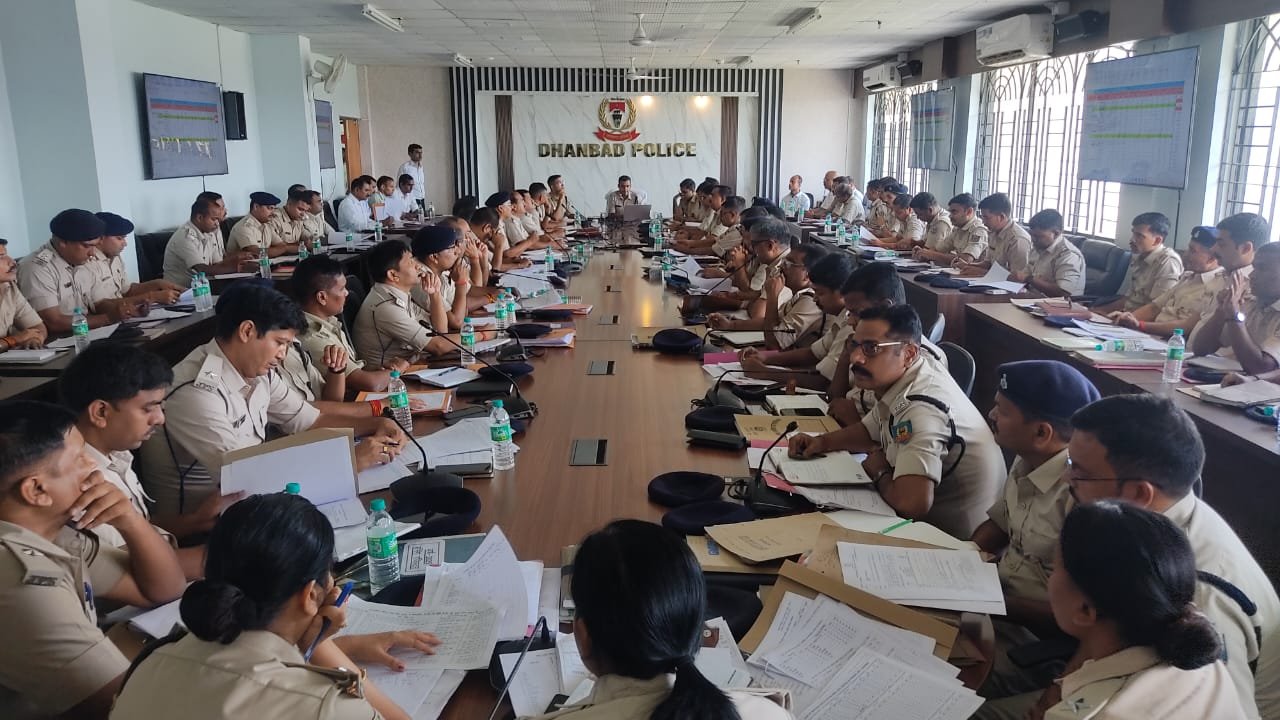 धनबाद SSP ने मासिक क्राईम मीटिंग में थानेदारों को दिया निर्देश..माफिया, जमीन दलाल के खिलाफ़ सख़्ती से करें कार्रवाई.. बिचौलियों को थाना से रखें दूर..पुलिस लाइन में पुलिस आम सभा का हुआ आयोजन..SSP ने समस्या के समाधान के दिए आदेश..