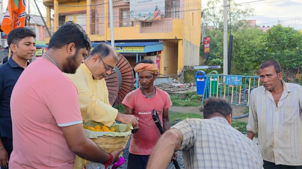 जुबली इसको रोड मरम्मती का कार्य हुआ शुरू भाजपा नेता बाँटा लड्डू…