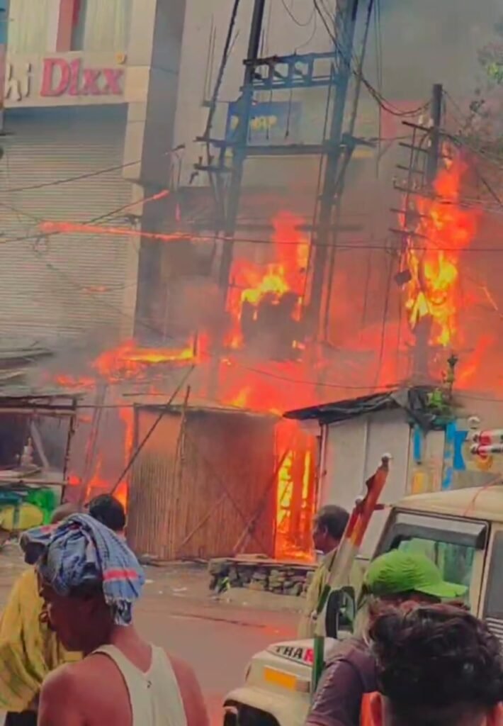फुटपाथ दुकान मे लगी भीषण आग लाखों की संपत्ति जलकर हुई खाक मौके पर पहुँची दमकल की एक इंजन ने पाया आग पर काबू…