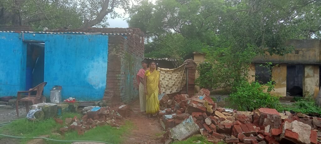 आखिरकार क्यों भू धंसान व अग्नि प्रभावित क्षेत्र में रहने के लिए मजबूर हैं ..कौन सुनेगा किसको सुनाएं,इसीलिए चुप रहते हैं..!