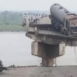 गुजरात में बड़ा हादसा: भरभराकर ढहा 43 साल पुराना पुल, कई वाहन नदी में गिरे, दो लोगों की गई जान…