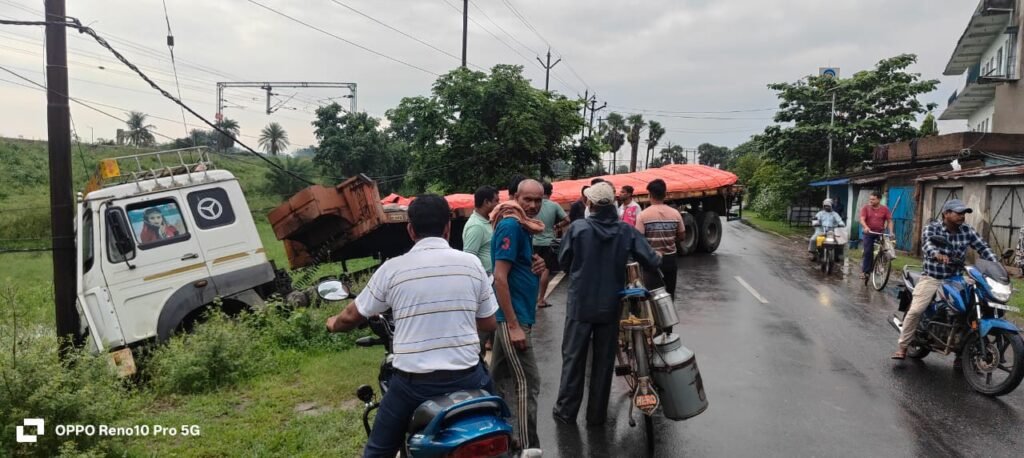 एनएच 419 पर ट्रेलर दुर्घटनाग्रस्त: झमाझम बारिश में पटना जा रहा सरिया लदा वाहन हांसी पहाड़ी के पास लुढ़का, बड़ा हादसा टला…