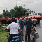 एनएच 419 पर ट्रेलर दुर्घटनाग्रस्त: झमाझम बारिश में पटना जा रहा सरिया लदा वाहन हांसी पहाड़ी के पास लुढ़का, बड़ा हादसा टला…