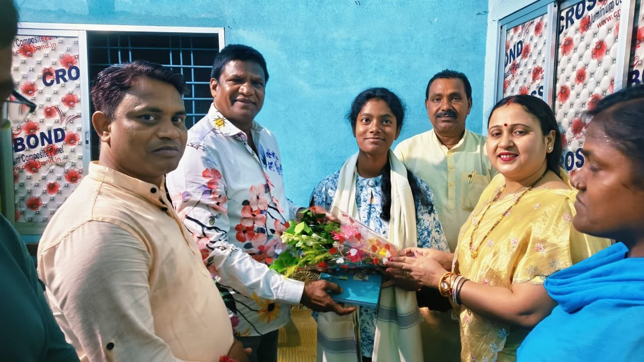 धनबाद MP ढुल्लू महतो और उनकी धर्मपत्नी ने झारखंड टॉपर अंकिता दत्ता को किया सम्मानित…